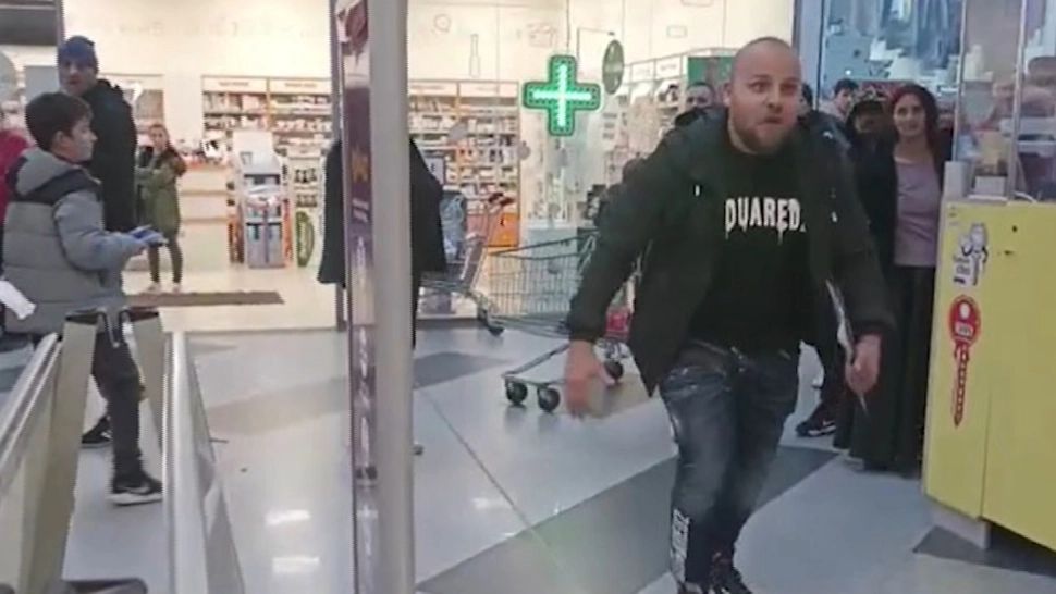 Atac cu cuțitul într-un mall din București! Mărturisirile voluntarui de la Crucea Roșie care a fost amenințat 