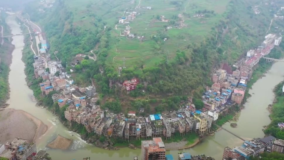 Cum arată cel mai îngust oraș din lume. Are doar 30 de metri lățime în cel mai îngust punct al său - VIDEO