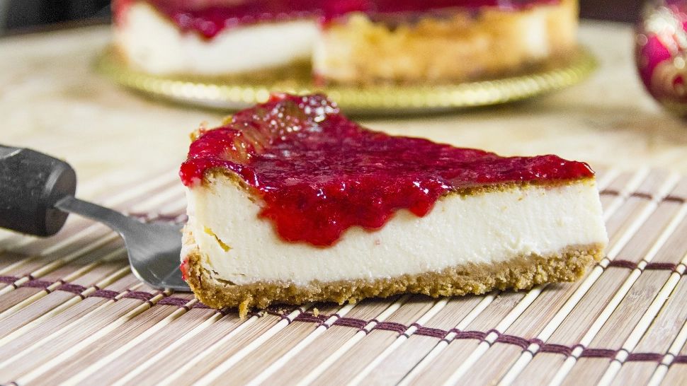 Cea mai simplă rețetă de cheesecake cu smântână. Secretele marilor bucătari pentru un desert autentic american