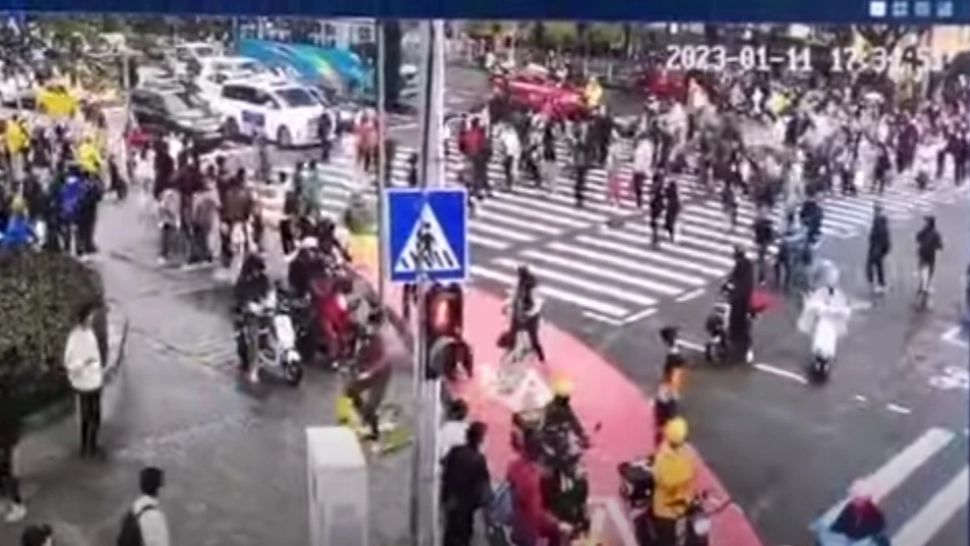 Accident grav pe trecerea de pietoni: 5 morți și 13 răniți, după ce un șofer a intrat cu mașina într-o mulțime de oameni