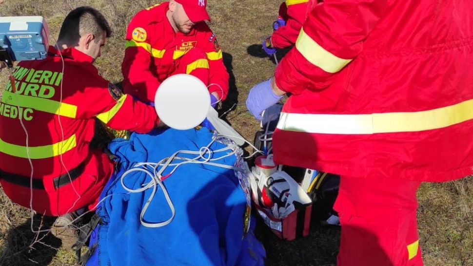 Fetiță de 12 ani, strivita sub lemnele răsturnate dintr-o căruță. Intervenție dificilă a SMURD - FOTO