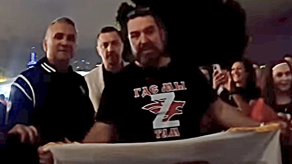 Tatăl lui Djokovic a agitat spiritele la Australian Open: a ținut steagul protestatarilor pro-ruși care purtau tricouri cu litera Z