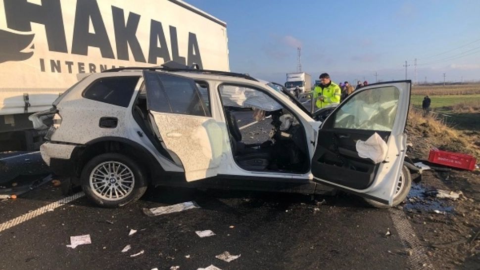 Accident între două TIR-uri şi o maşină, în județul Timiș. Trei persoane au fost rănite - A fost solicitat un elicopter SMURD - FOTO