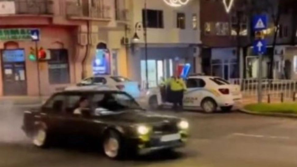 Un șofer a făcut drifturi cu "rechinul" chiar în fața polițiștilor locali din Constanța - FOTO