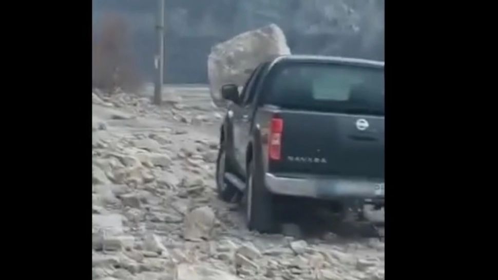 Șoferii circulă pe un drum închis și ignoră avertismentele, în Caraș-Severin. Riscă să fie surprinși de bolovani - VIDEO