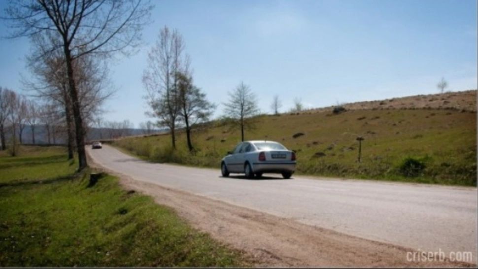 Drumul din România pe care mașinile urcă singure la deal