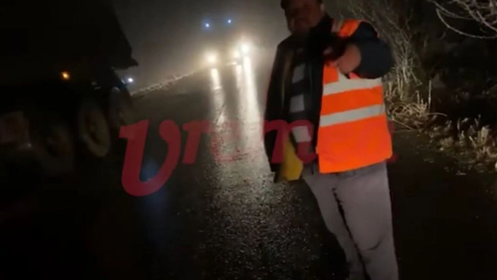 Bătaie în Vaslui. Un consilier local s-a luat la încăierare cu drumarii veniți să curețe șoseaua (VIDEO)