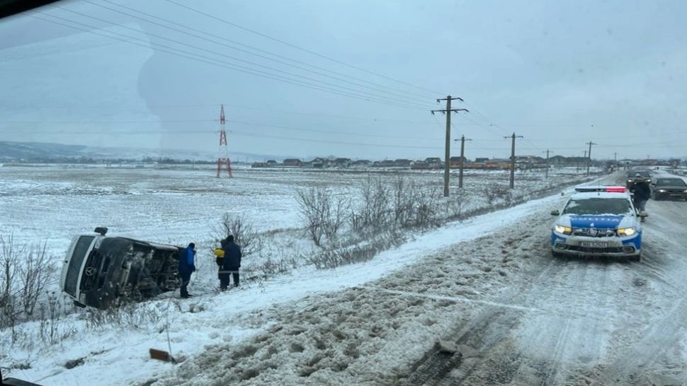 Accident grav în Vaslui: 6 VICTIME după ce un microbuz s-a răsturnat și a căzut în șanț, din cauza zăpezii - FOTO&VIDEO