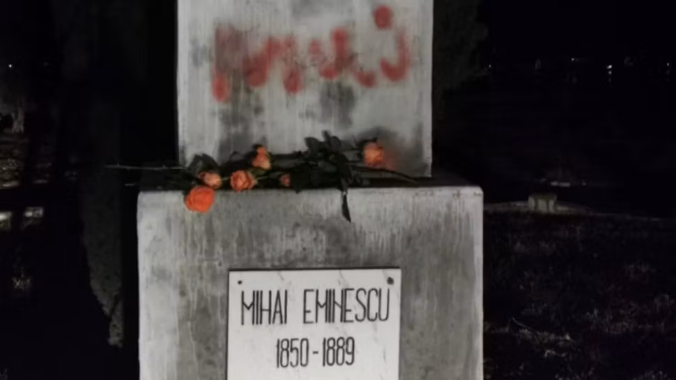 Texte obscene, cu vopsea roșie, pe bustul lui Eminescu. Anchetă de amploare a polițiștilor - FOTO