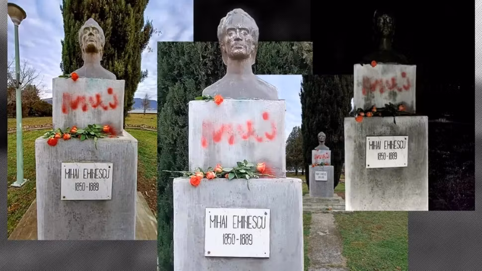 Bustul lui Mihai Eminescu, vandalizat de Ziua Culturii - Mesaje obscene scrise cu vopsea roșie