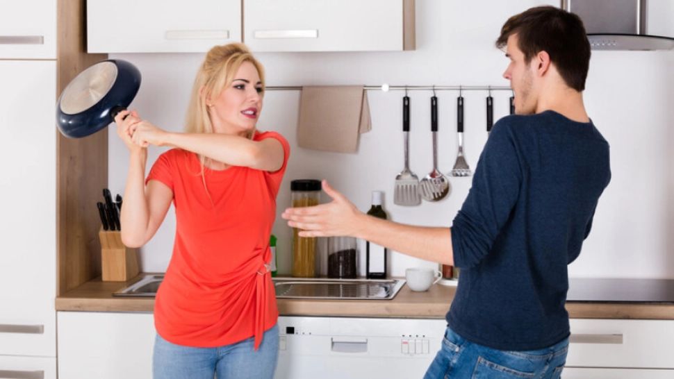 Româncă arestată în Italia. Se obișnuise să-și lovească iubitul în cap cu orice tigaie sau cratiță