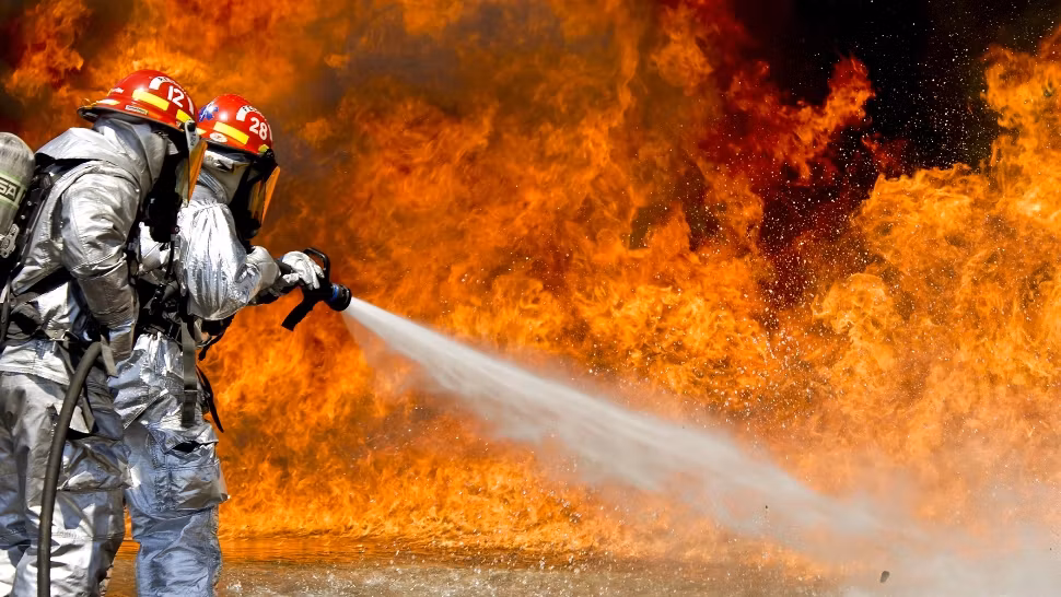 Casă mistuită de flăcări în județul Neamț. Familia a pierdut agoniseala de-o viață în incendiu