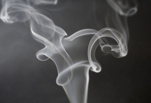 Povestea primului fumător din Europa, bărbatul care a făcut închisoare pentru că scotea fum pe gură