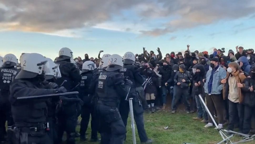 Proteste masive în Germania. Lupte în stradă între activiştii de mediu și forțele de ordine - VIDEO