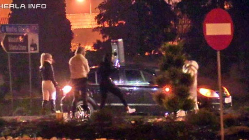 Revelion cu manele, dedicații și artificii, în fața penitenciarului Gherla. Iubitele deținuților au făcut SHOW - VIDEO