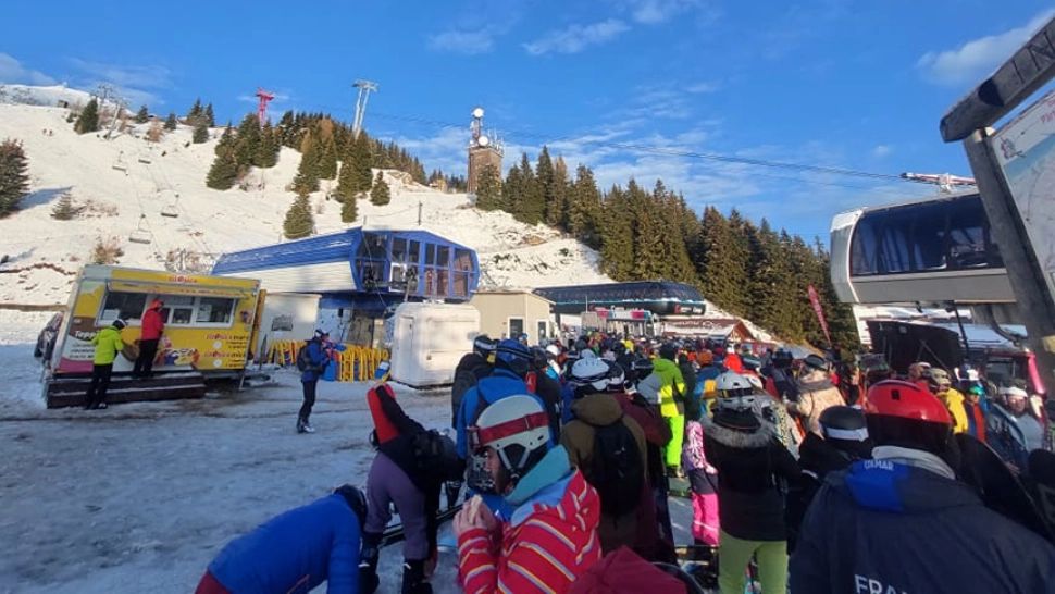 Aglomerație uriașă și scandal la gondola din Sinaia. Oamenii așteaptă ore întregi, s-a sistat vânzarea biletelor - VIDEO