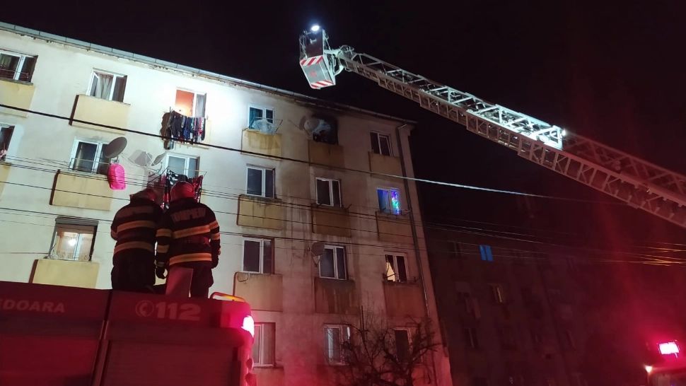 Incendiu într-un bloc din Hunedoara. 73 de persoane evacuate, niciuna nu a fost rănită