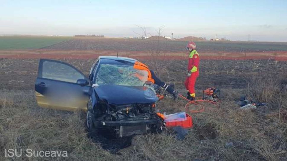 Trei persoane rănite grav după impactul dintre două maşini, în Suceava - FOTO