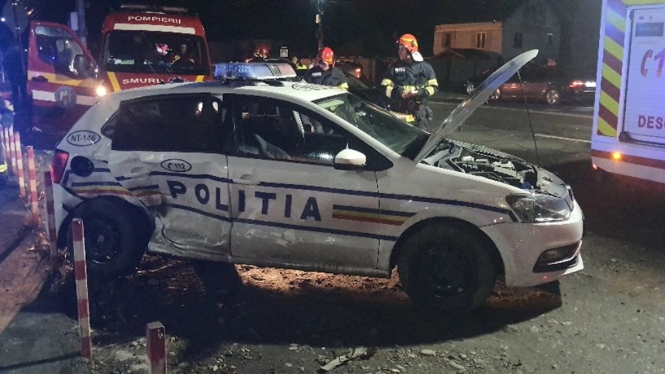 2 polițiști răniți într-un accident în Neamț - Un tânăr cu BMW a izbit în plin autospeciala de poliție - FOTO