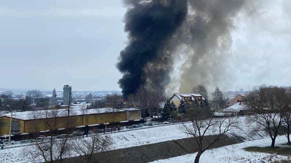 Incendiu devastator în Mureș, cu degajare de fum dens, la un depozit de mașini și îngrășăminte - 1.000 de metri pătrați, în flăcări - VIDEO