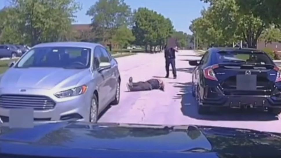 Video ȘOCANT! Un șofer iese din mașină cu un topor în mână și se îndreaptă spre un polițist. Ce a urmat