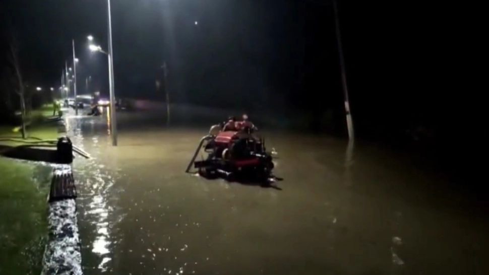 Ploile fac ravagii, drum blocat din cauza apelor - Ninsori puternice la munte, drumarii au intervenit toată noaptea