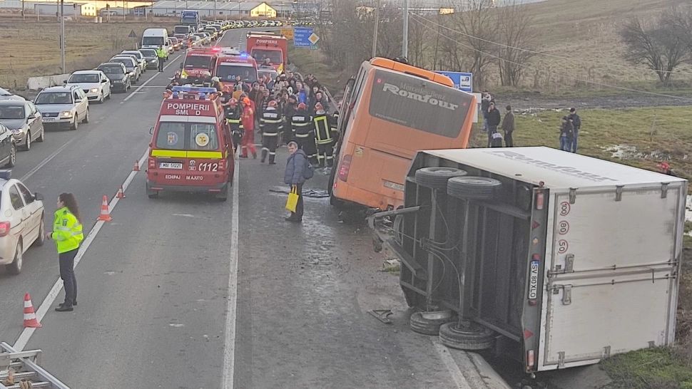 La un pas de TRAGEDIE! Autocar cu 52 de oameni, răsturnat lângă Cluj. Doar 2 oameni au cerut consult medical