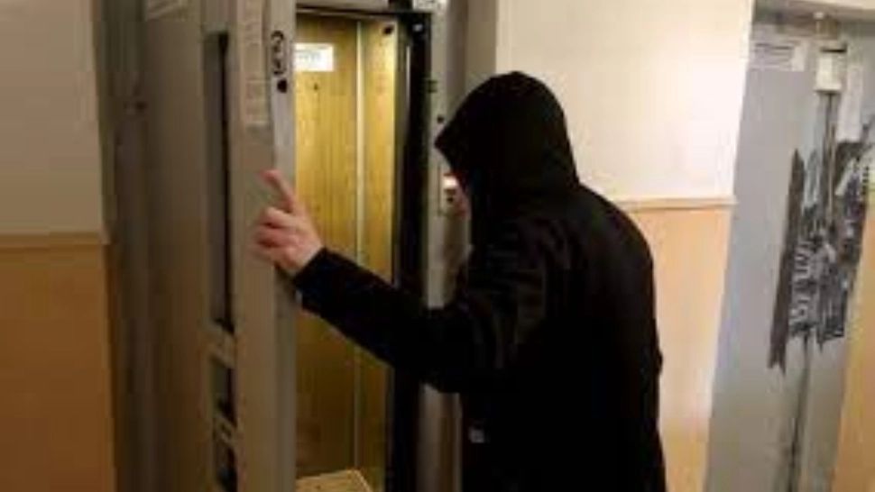 Scene de groaza într-un bloc din Brăila. Un bătrân a căzut în puțul liftului