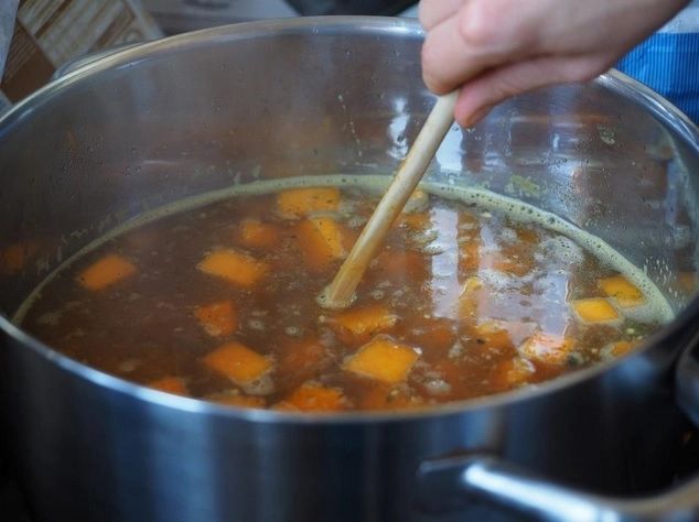 InfoCons: OTRAVA LA PLIC - acest aliment aflat în topul preferințelor românilor te poate ucide