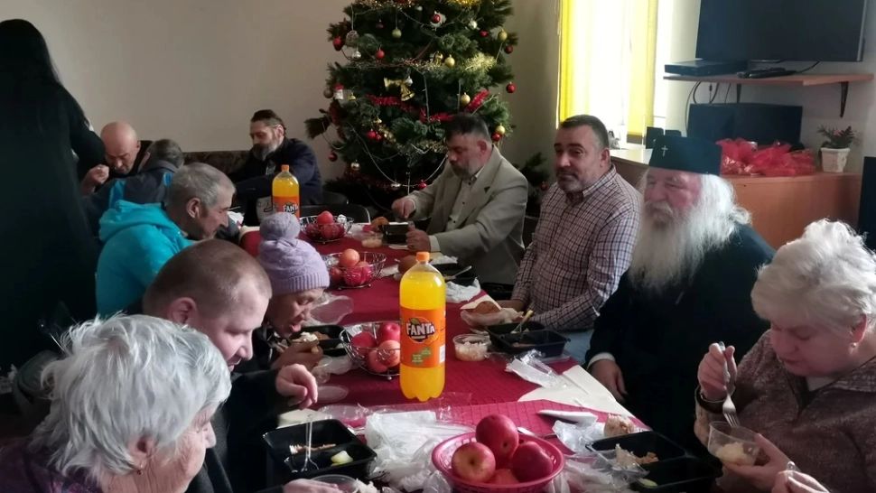 Mitropolitul Banatului și-a sărbătorit ziua la masă cu oamenii sărmani