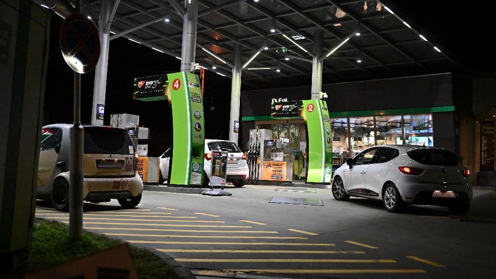 Ungurii iau cu asalt România ca să-și facă plinul. Cu cât sunt mai ieftini carburanții la noi