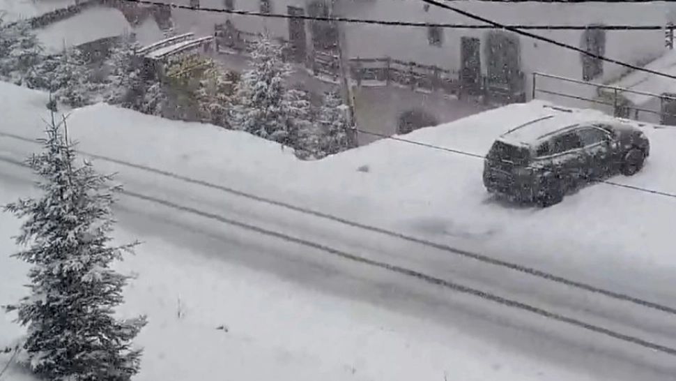 Ninsoare abundentă la Rânca - Turiștii, avertizați să aibă lanțuri de iarnă la mașini dacă vor să urce în stațiune - VIDEO