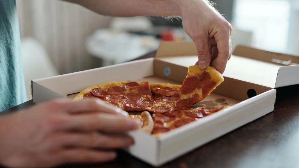 Livrator de pizza, atacat și lăsat fără banii de încasări - găsit inconștient, în scara unui bloc din Botoșani