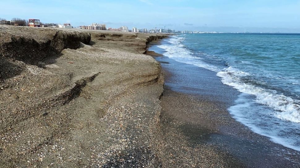 Alertă maximă la mare: Plaja lărgită din Mamaia, înghițită de valuri uriașe - Cum va arăta la vară - FOTO&VIDEO