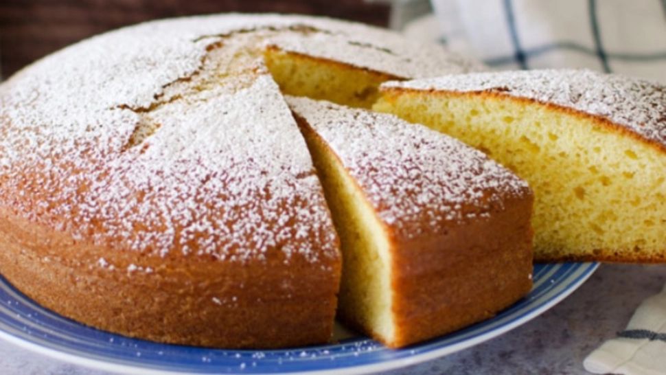 Prăjitură cu iaurt grecesc - pufoasă, aromată și gata în 10 minute