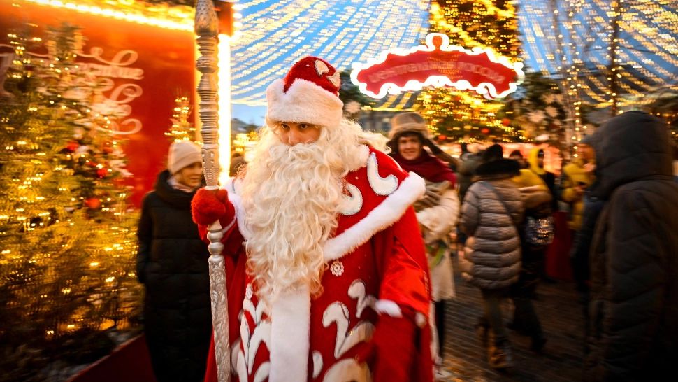 Un bărbat deghizat în Moș Crăciun a bătut un trecător pe o stradă din Moscova până când bastonul cu care lovea s-a rupt