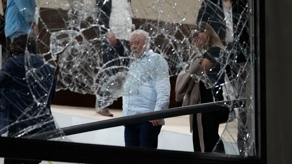 Arestări și destituiri după atacul asupra clădirilor guvernamentale din Brazilia. Scenariul Trump-Bolsonaro