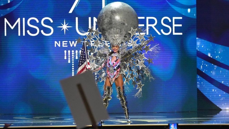 Miss Univers: o americancă este cea mai frumoasă femeie din lume. Costumul spectaculos pe care l-a purtat - FOTO