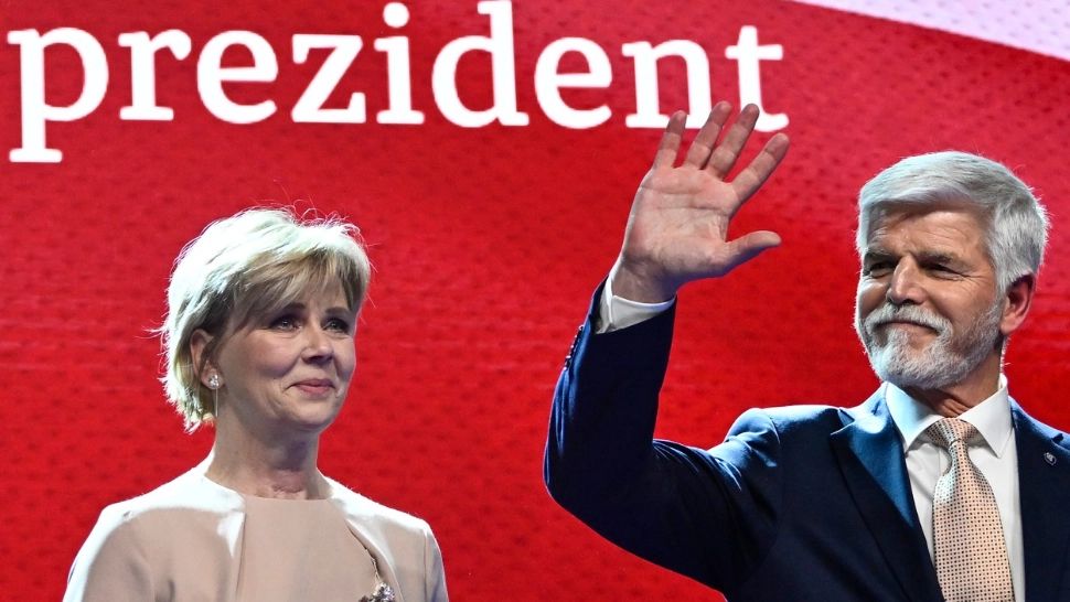 Cehia are un nou preşedinte - Un fost general de armată, șef în NATO, a câștigat alegerile în fața unui miliardar populist
