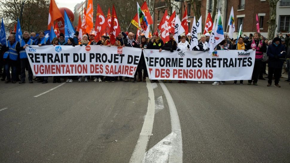 Proteste uriașe în Franța. Milioane de oameni au ieșit în stradă, revoltați de reforma pensiilor