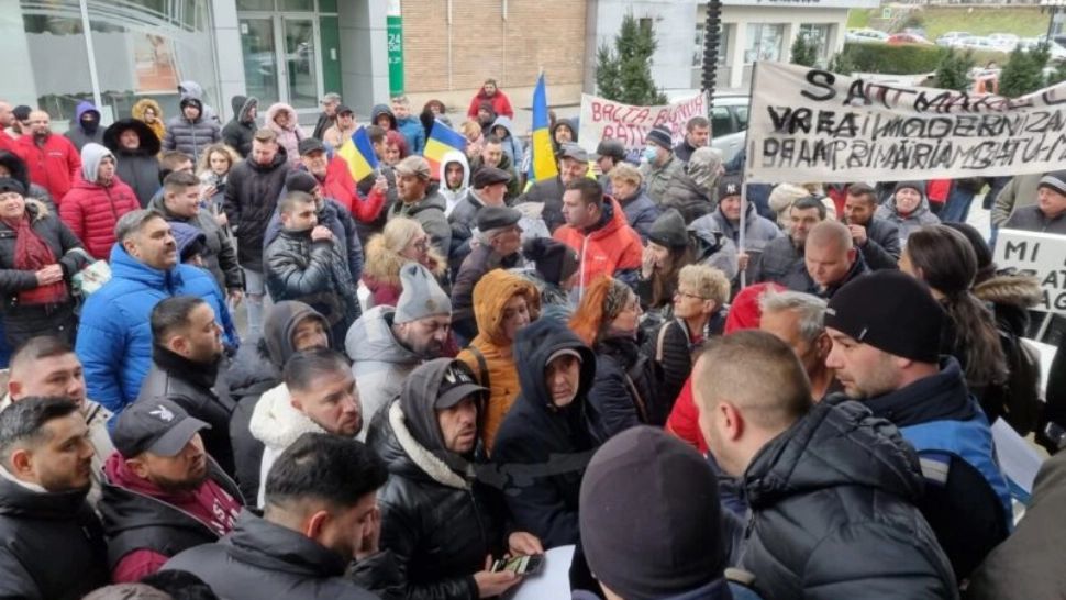 Protest în faţa Primăriei Satu Mare. Oamenii sunt furioși pentru că nu au gaze sau apă, iar drumurile sunt pline de gropi - FOTO