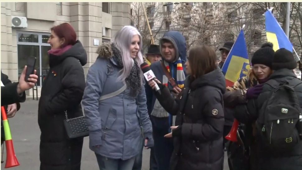 Protest la sediul Poliției Locale din București după moartea femeii sfâșiate de câini. Oamenii cer să fie protejați