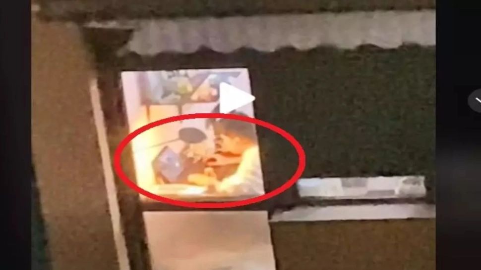 VIDEO – Ce a făcut un puști din România chiar la miezul nopții de Revelion – Imaginile filmate de un vecin au devenit virale pe internet