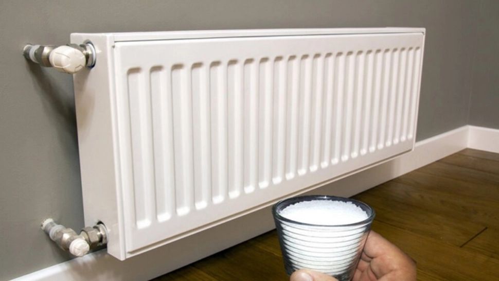 De ce trebuie să pui un pahar cu sare sub calorifer. Truc genial