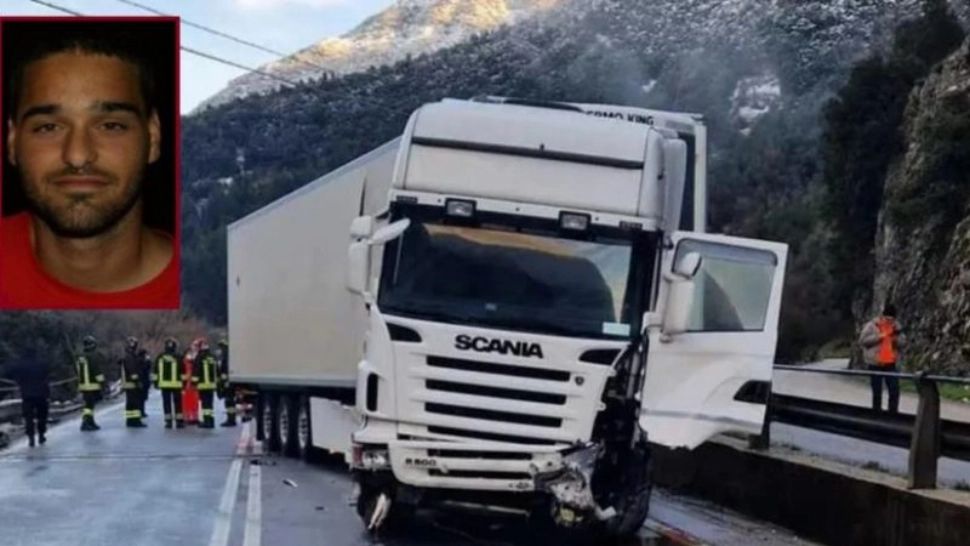 Sfârșit tragic. Un șofer de TIR de doar 22 de ani a fost aruncat din cabină peste balustrada unui pod, de la 20 de metri înălțime