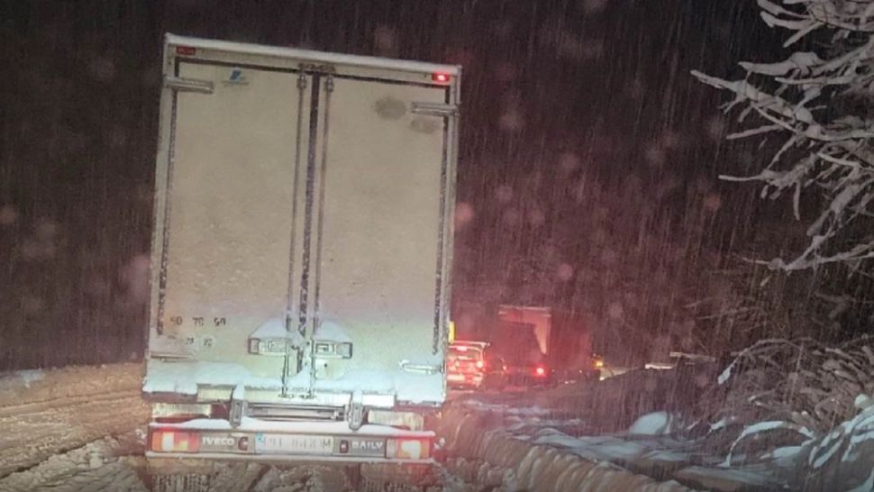 Trafic blocat pe DN 1, la Azuga, din cauza unui TIR rămas în pană