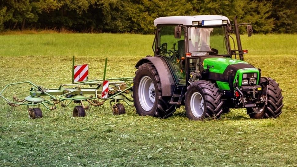 Cu tractorul cu plug la mall - cum s-a încheiat aventura unor colegi de pahar