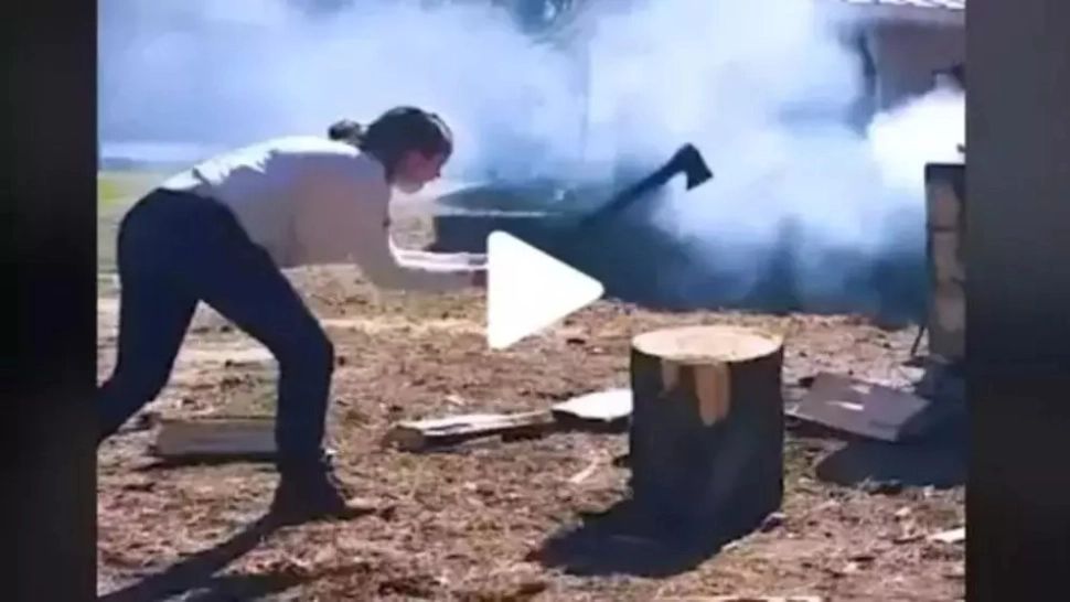 Putea să se termine tragic – A vrut să spargă un buștean cu toporul, însă a avut parte de ceva neașteptat