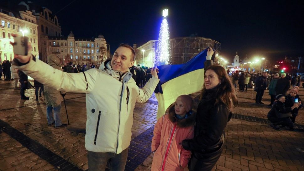 Ucraina a sărbătorit Anul Nou în zgomot de sirene și bombardamente