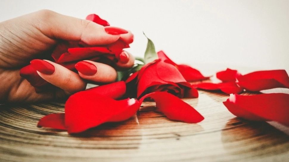 Privește-i cu atenție degetele! Semnul care îți arată dacă este predispusă să te înșele